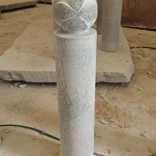 营口 芝麻白花岗岩石材挡车石柱、停车柱、圆柱挡车柱、方柱挡车柱等