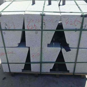 营口 芝麻白异形坐凳，石凳