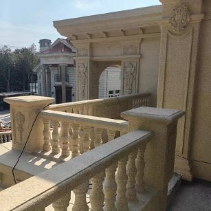 营口 黄金麻别墅外墙干挂雕花配合阳台栏杆花瓶柱