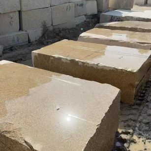 营口 黄金麻方料堆场洗料分选中，原材料充足