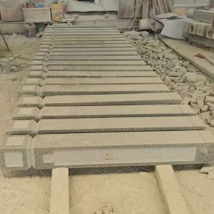 营口 芝麻白异形加工雕刻-栏杆大柱，方柱