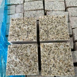 营口 黄金麻花岗岩自然面小方块，弹石，马蹄石等