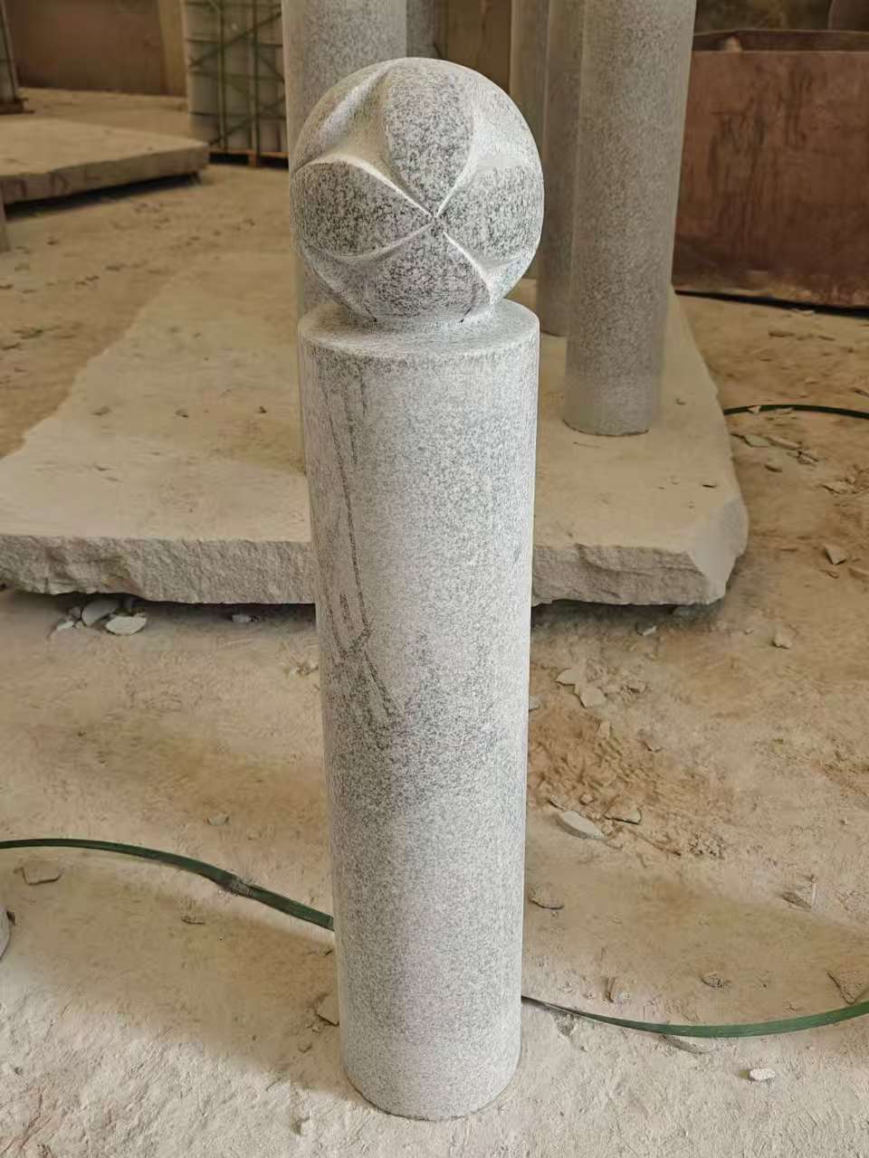 营口 芝麻白花岗岩石材挡车石柱、停车柱、圆柱挡车柱、方柱挡车柱等