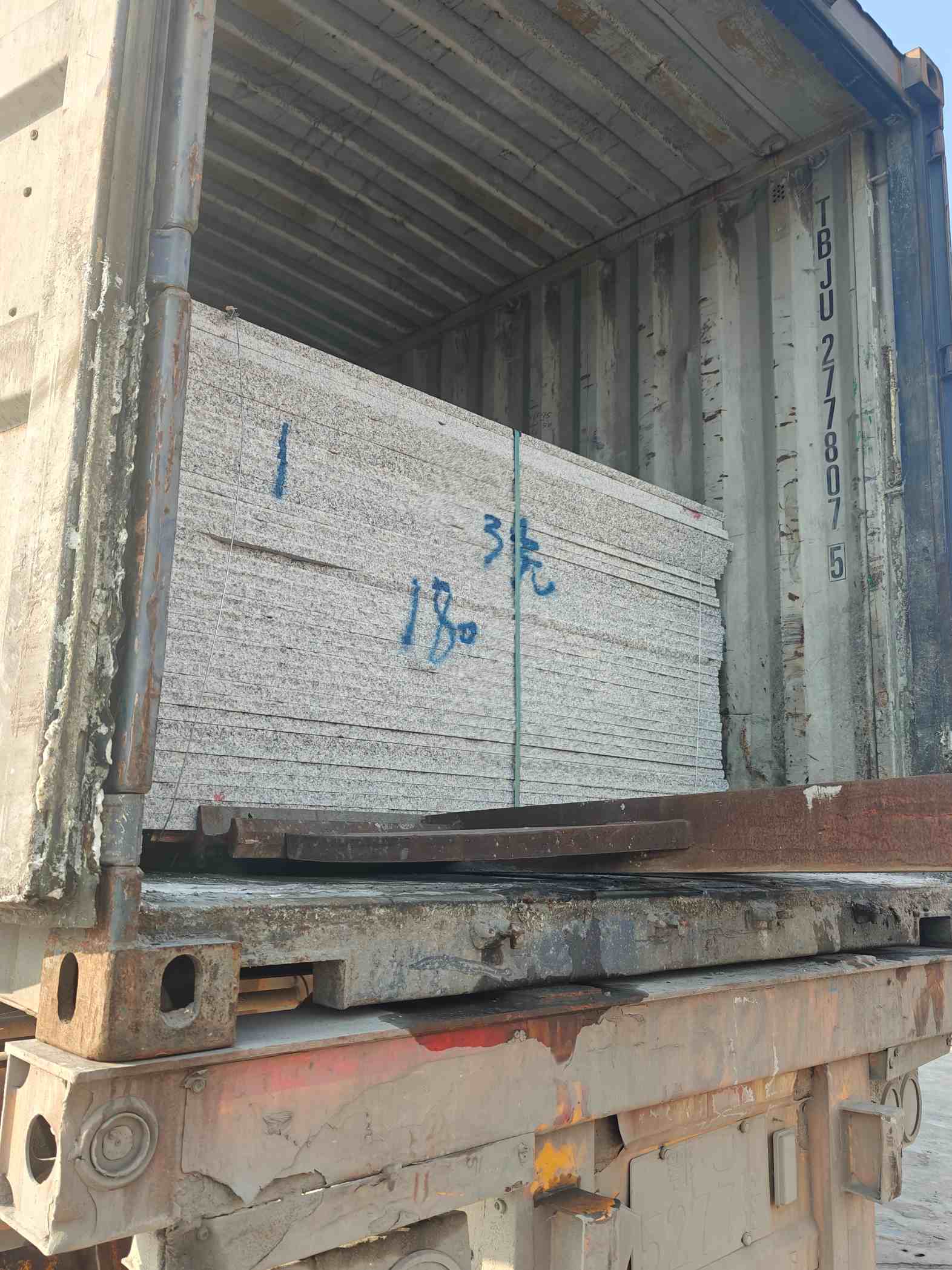 营口 芝麻白花岗岩石材3.0公分光面毛板装柜出货