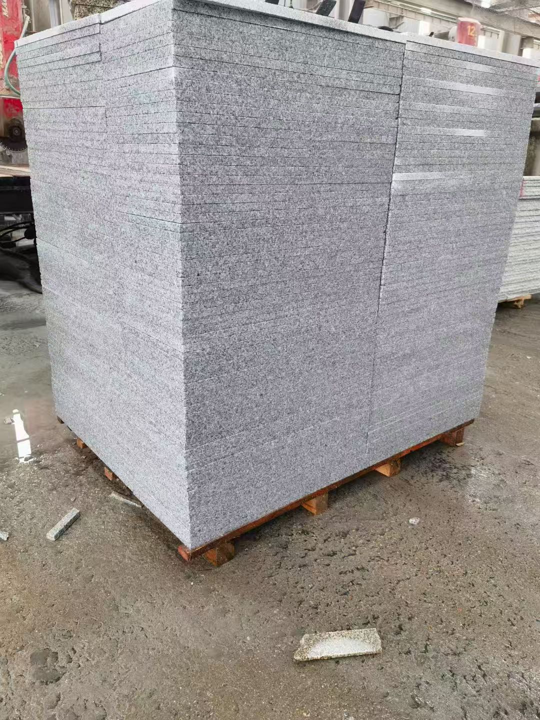 营口 芝麻白火烧面1.8厚300*600地铺石，尺寸标准，厚薄均匀