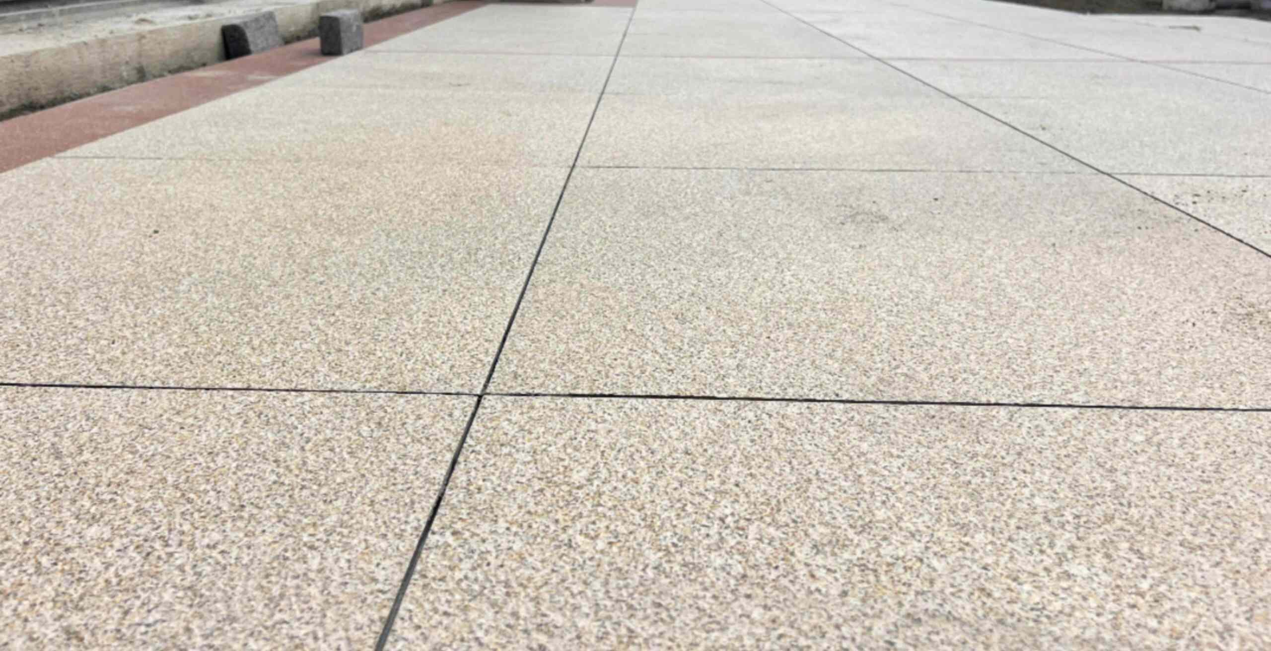 营口 黄金麻花岗岩石板材荔枝面地面铺装效果