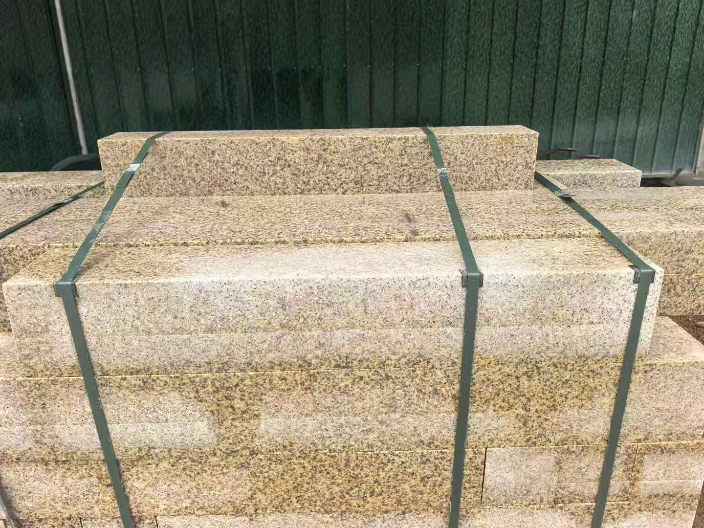 营口 黄金麻花岗岩石材机切面栏杆料半成品