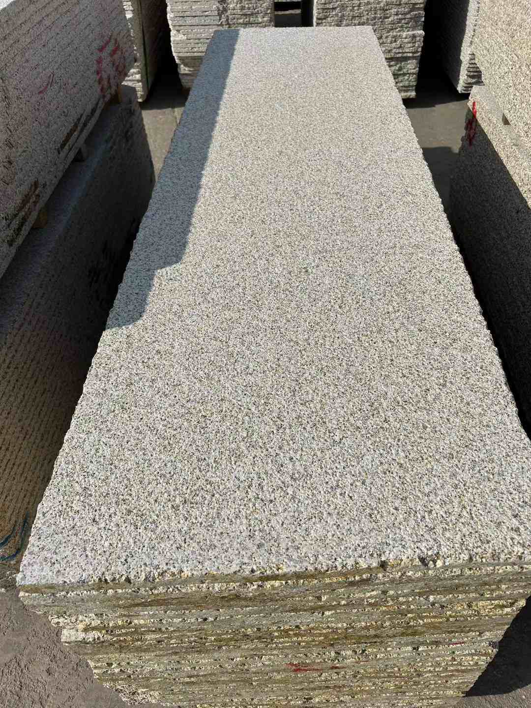 营口 黄金麻花岗岩荔枝面毛板，半成品