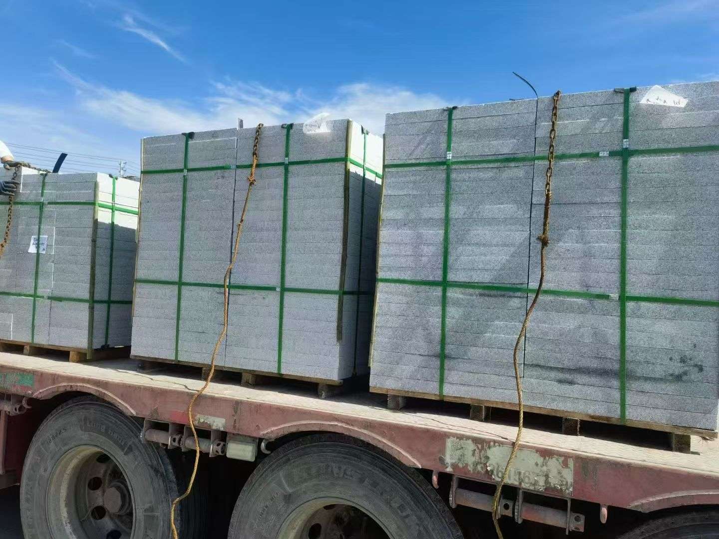 营口 芝麻白花岗岩地铺石装车日常