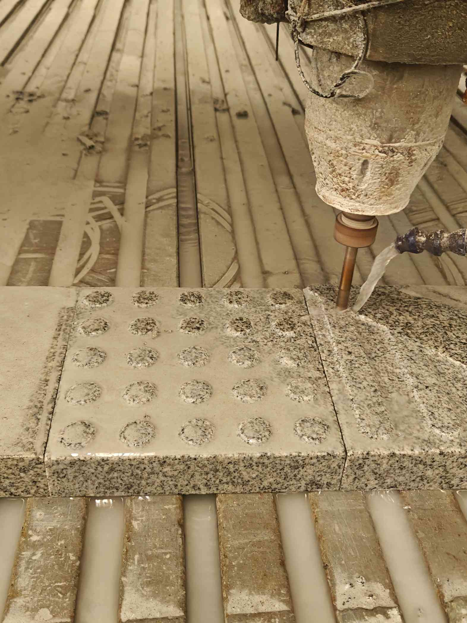 营口 芝麻白花岗岩石材盲人石、盲道石、盲点石