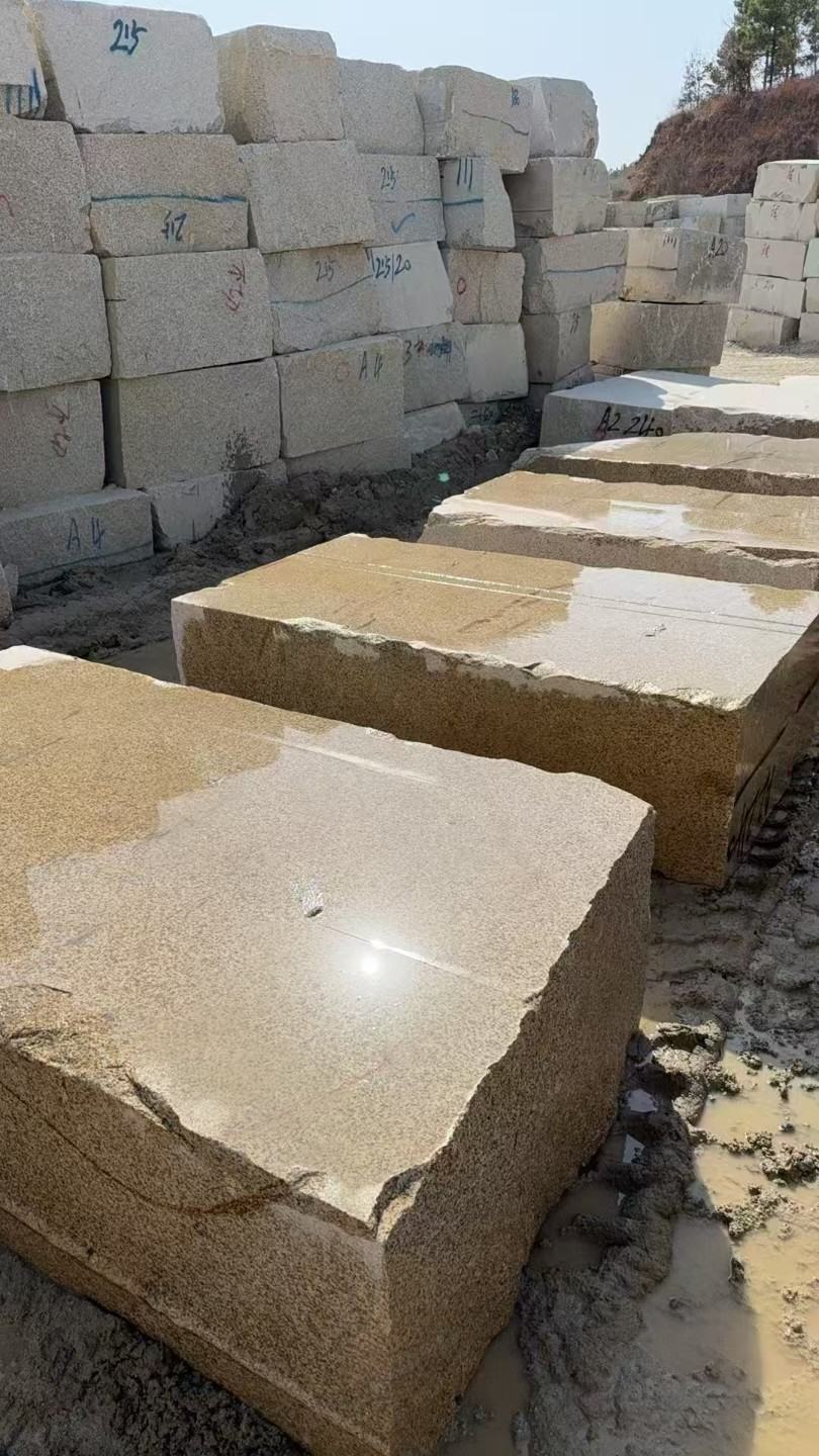 营口 黄金麻方料堆场洗料分选中，原材料充足