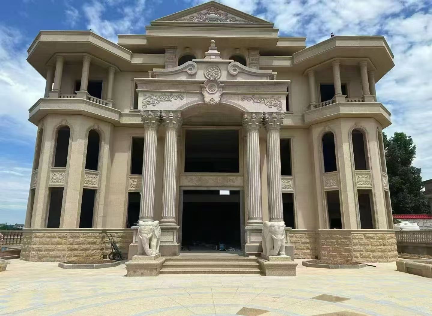 营口 黄金麻别墅外墙干挂，大柱，大象，蘑菇石，雕花板