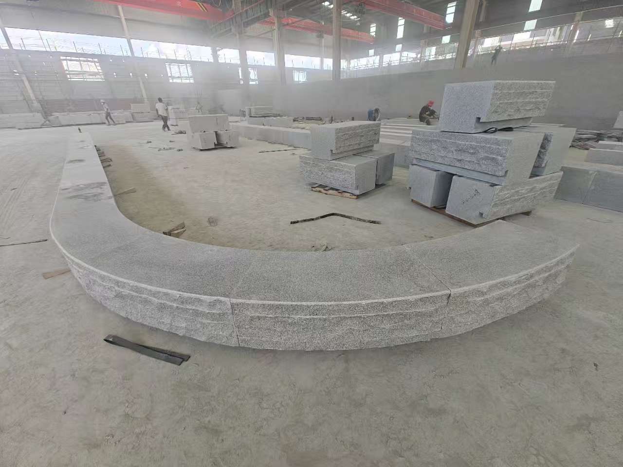 营口 芝麻白异形坐凳，自然面光面弧形加工