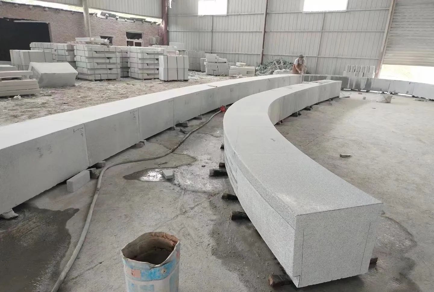 营口芝麻白花岗岩石板材 园林光面弧形坐凳