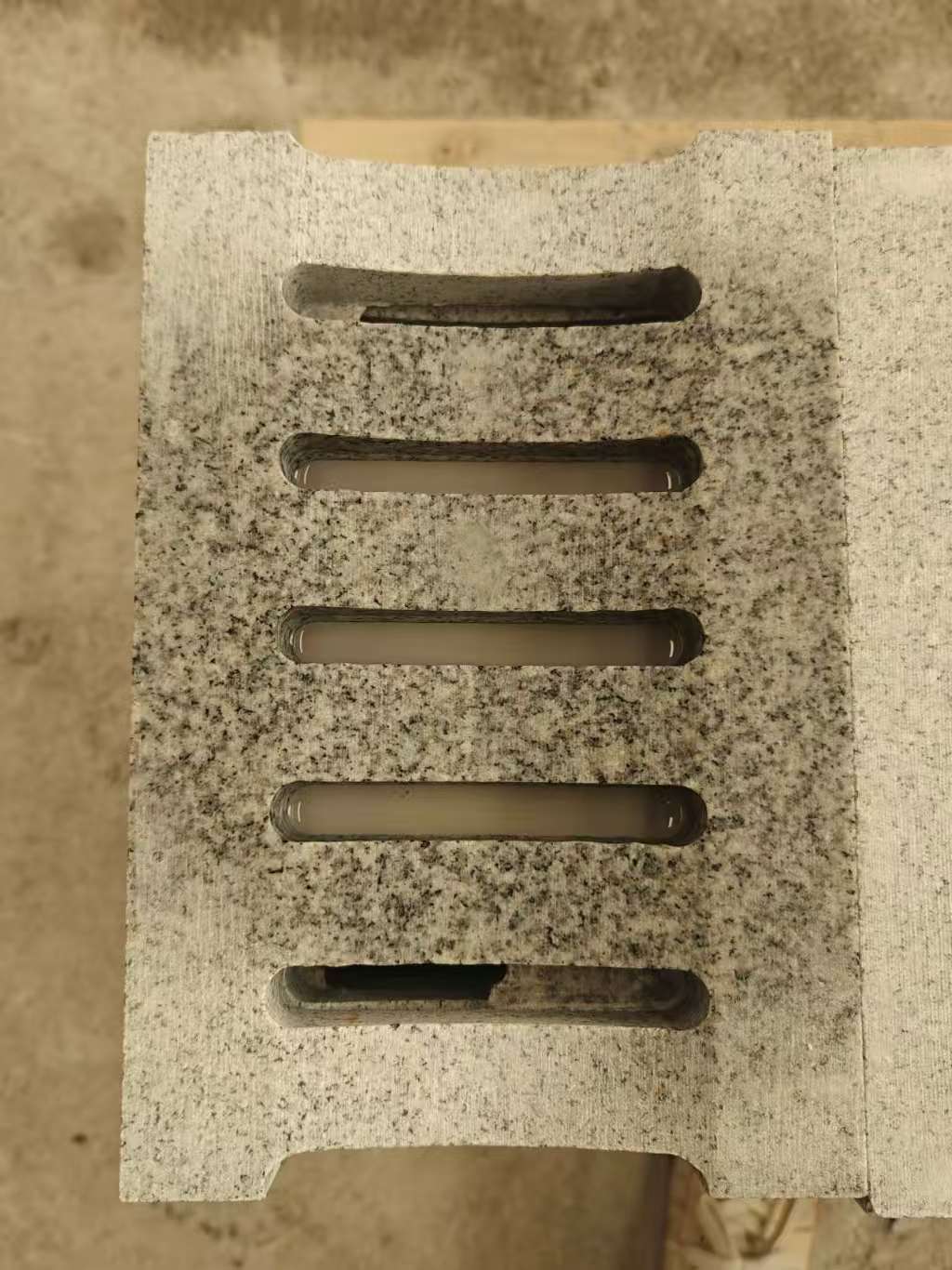 营口 芝麻白拉丝面花岗岩U型开槽排水槽