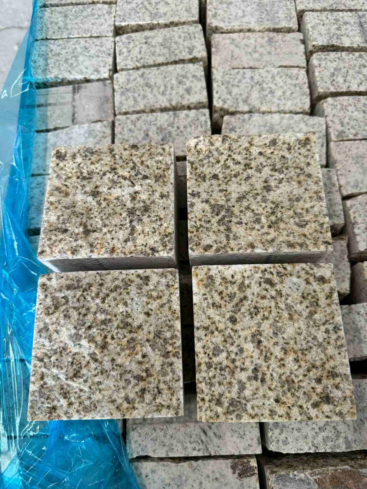 营口 黄金麻花岗岩自然面小方块，弹石，马蹄石等