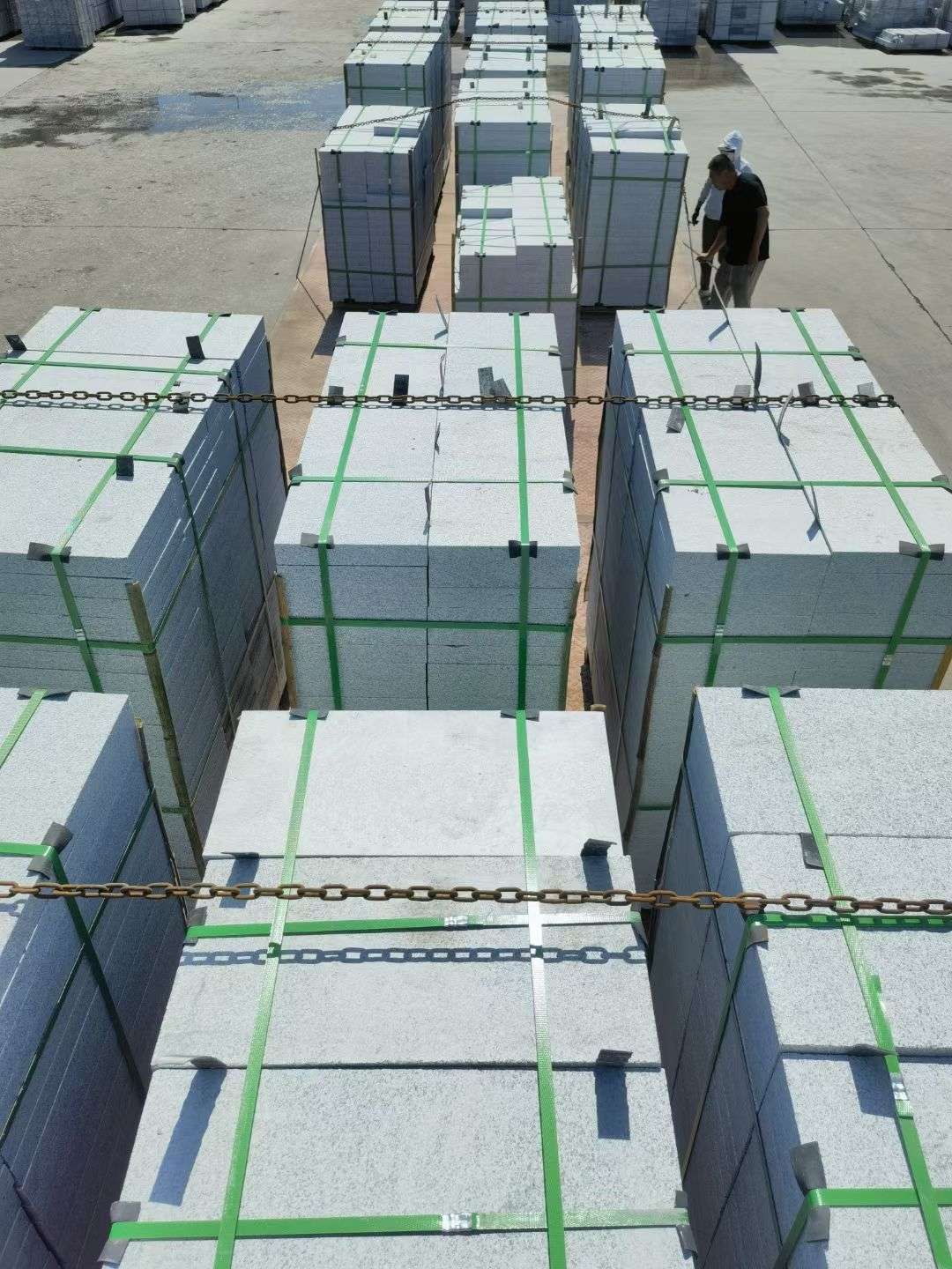 营口 芝麻白花岗岩5公分地铺石 花岗岩厂家工厂装车日常