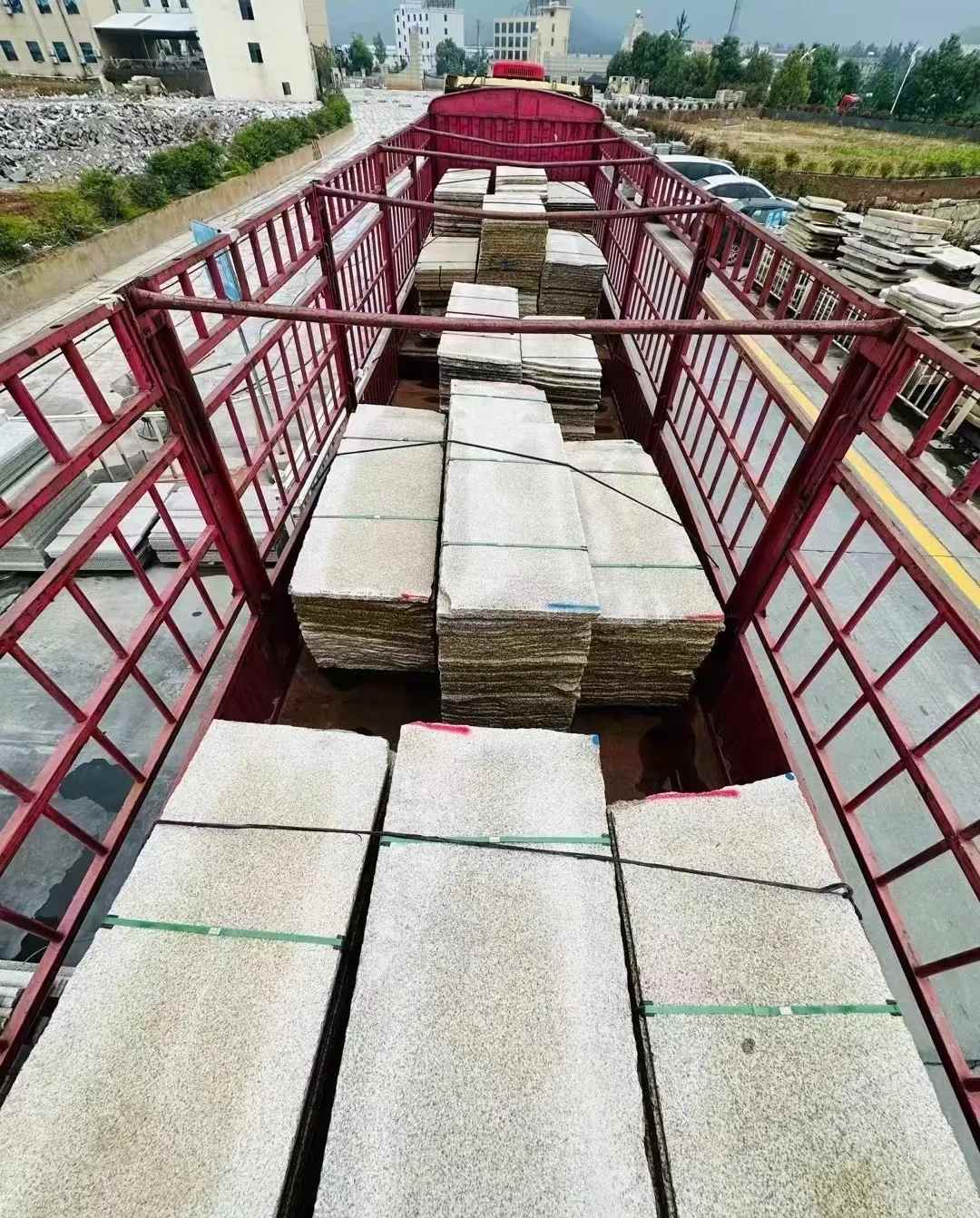 营口 黄金麻花岗岩荔枝面，光面毛板装车完成