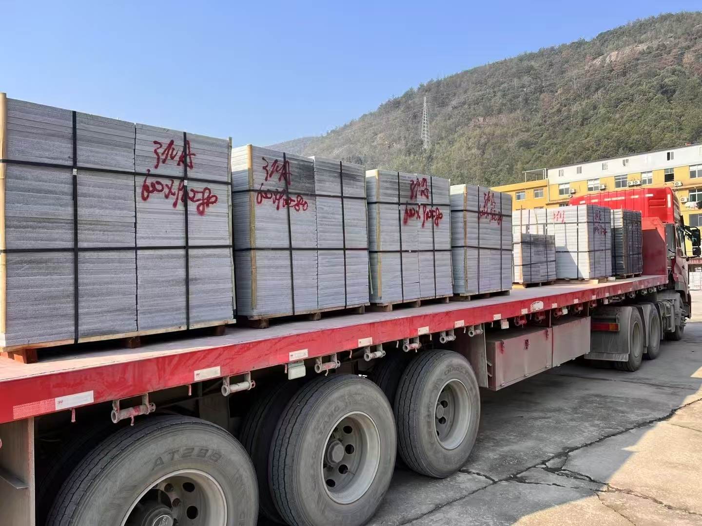 营口 芝麻灰地铺石出货日常