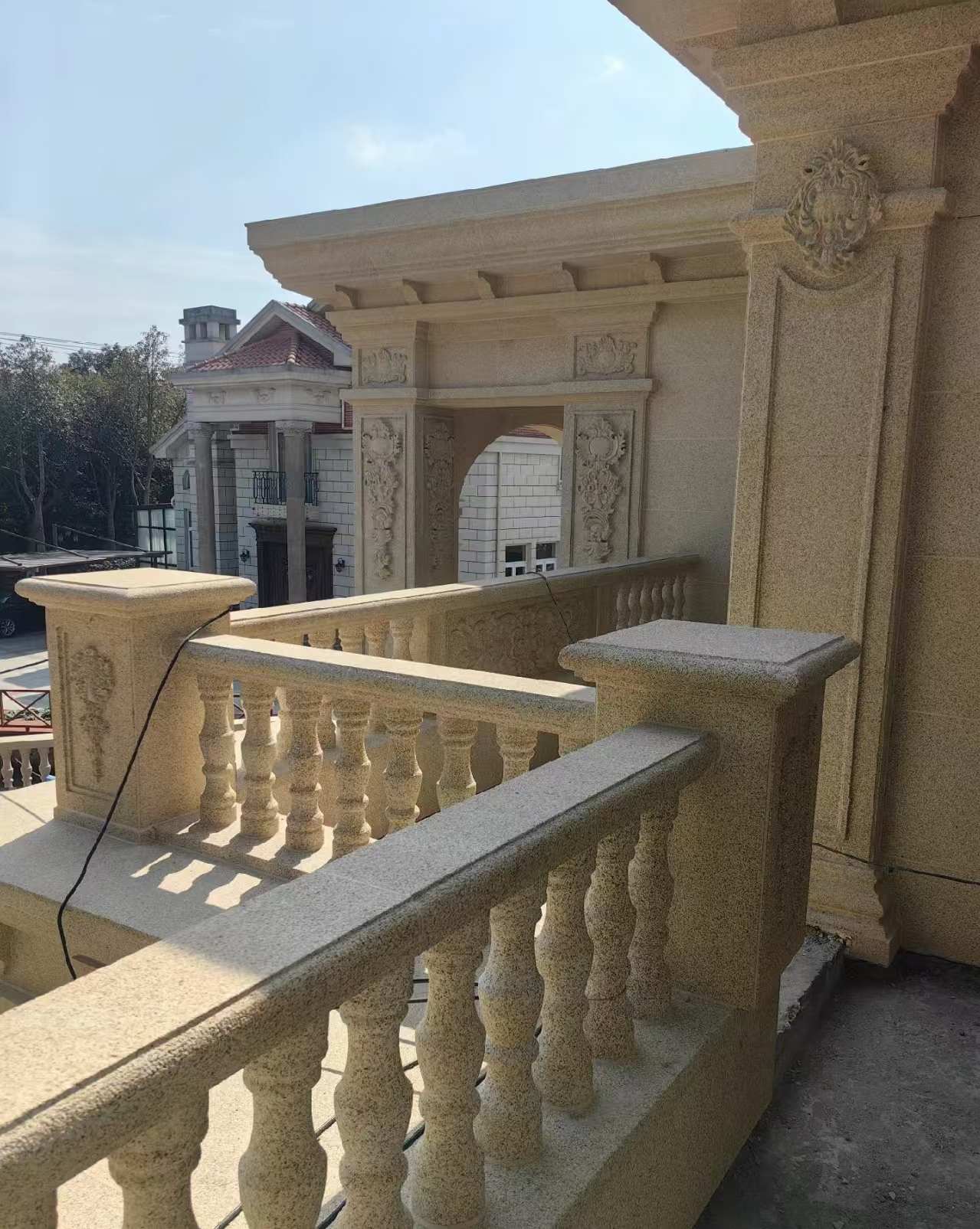 营口 黄金麻别墅外墙干挂雕花配合阳台栏杆花瓶柱