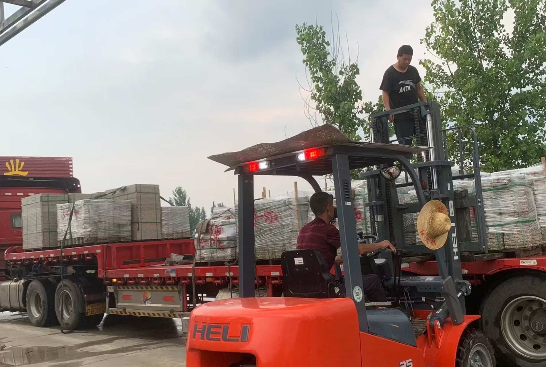 营口 黄金麻冰裂纹，地铺石装车