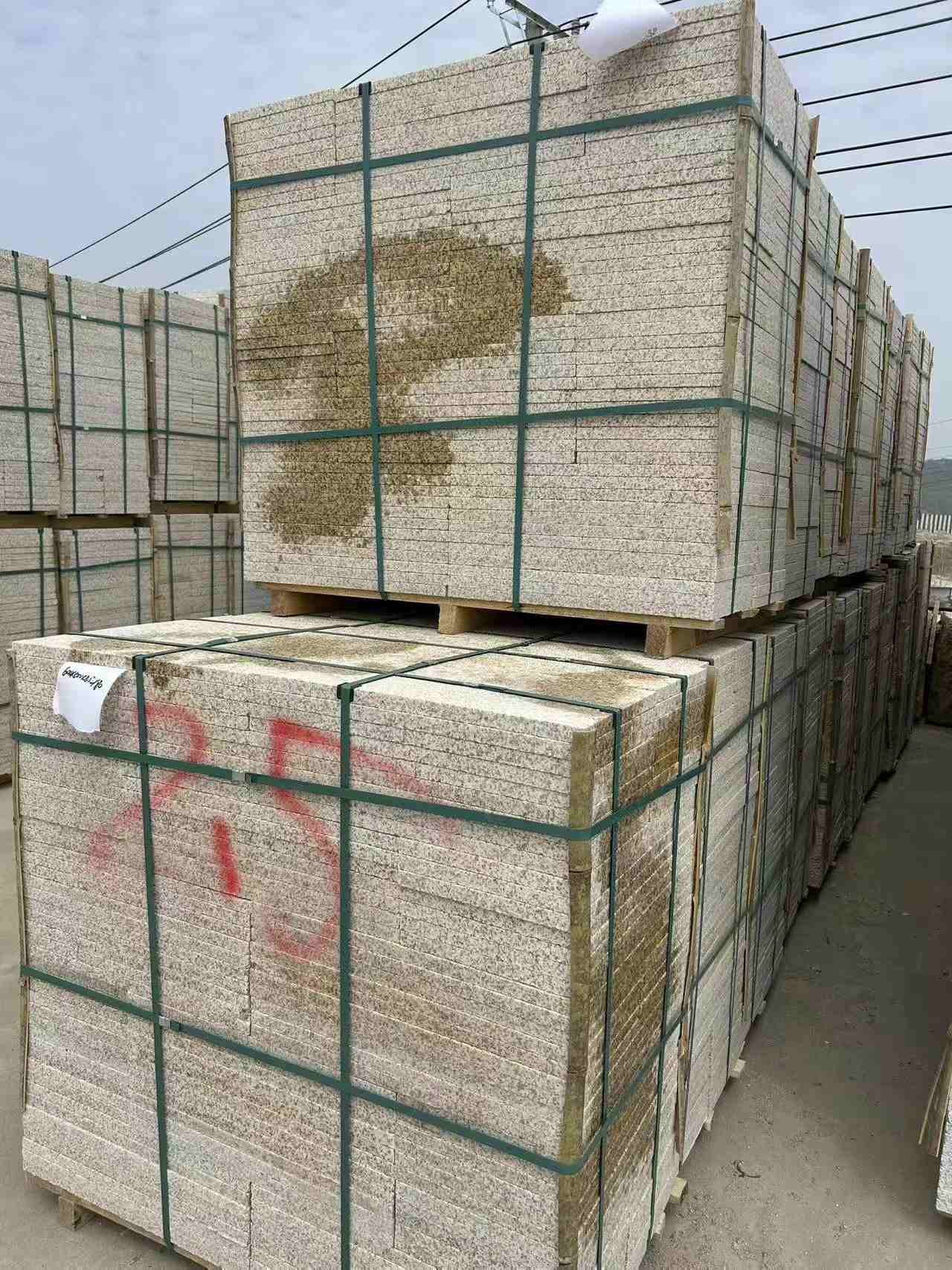 营口 黄金麻花岗岩石材荔枝面地铺石2.5*300*600