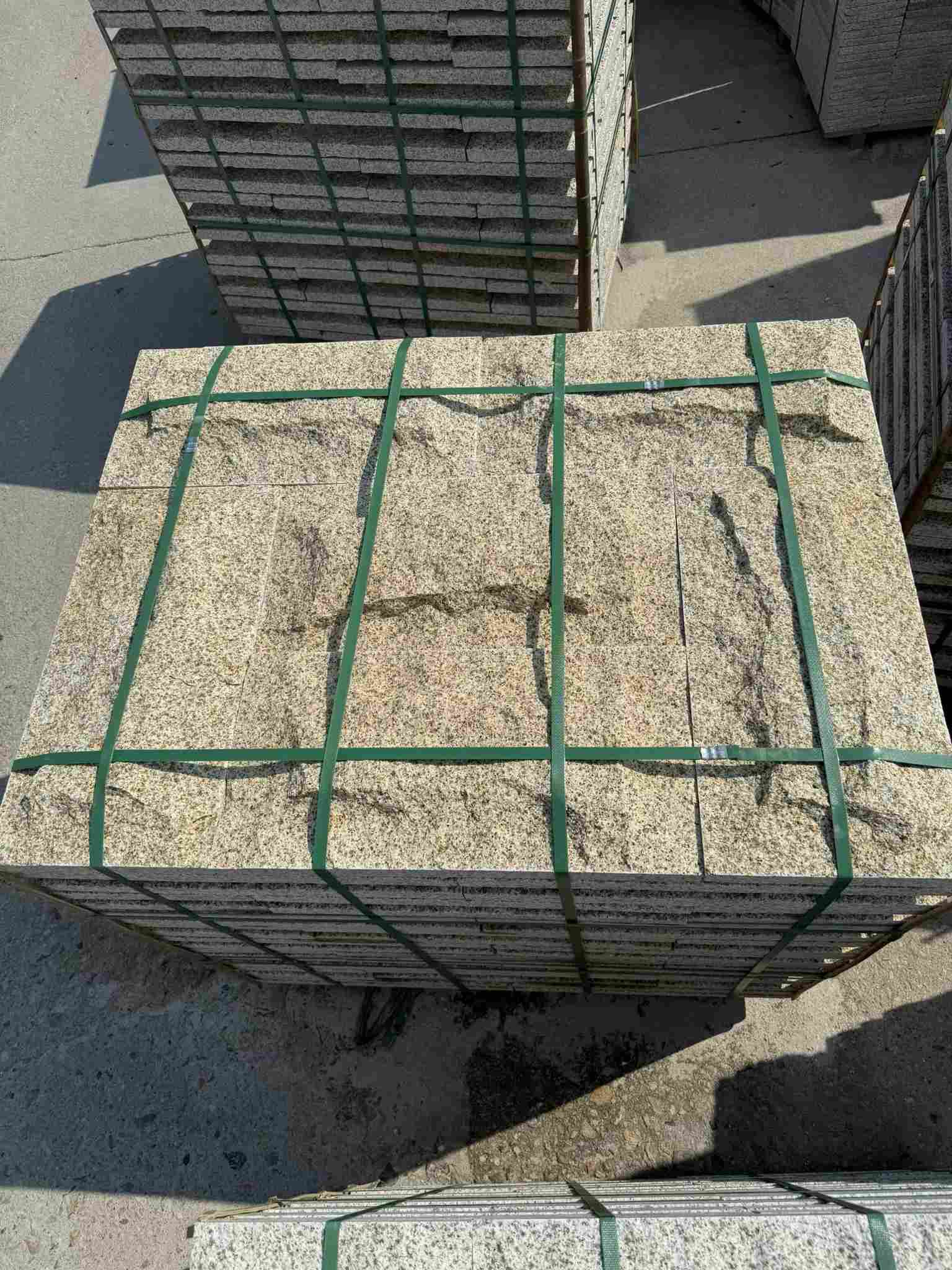 营口 黄金麻花岗岩石材自然面蘑菇石成品