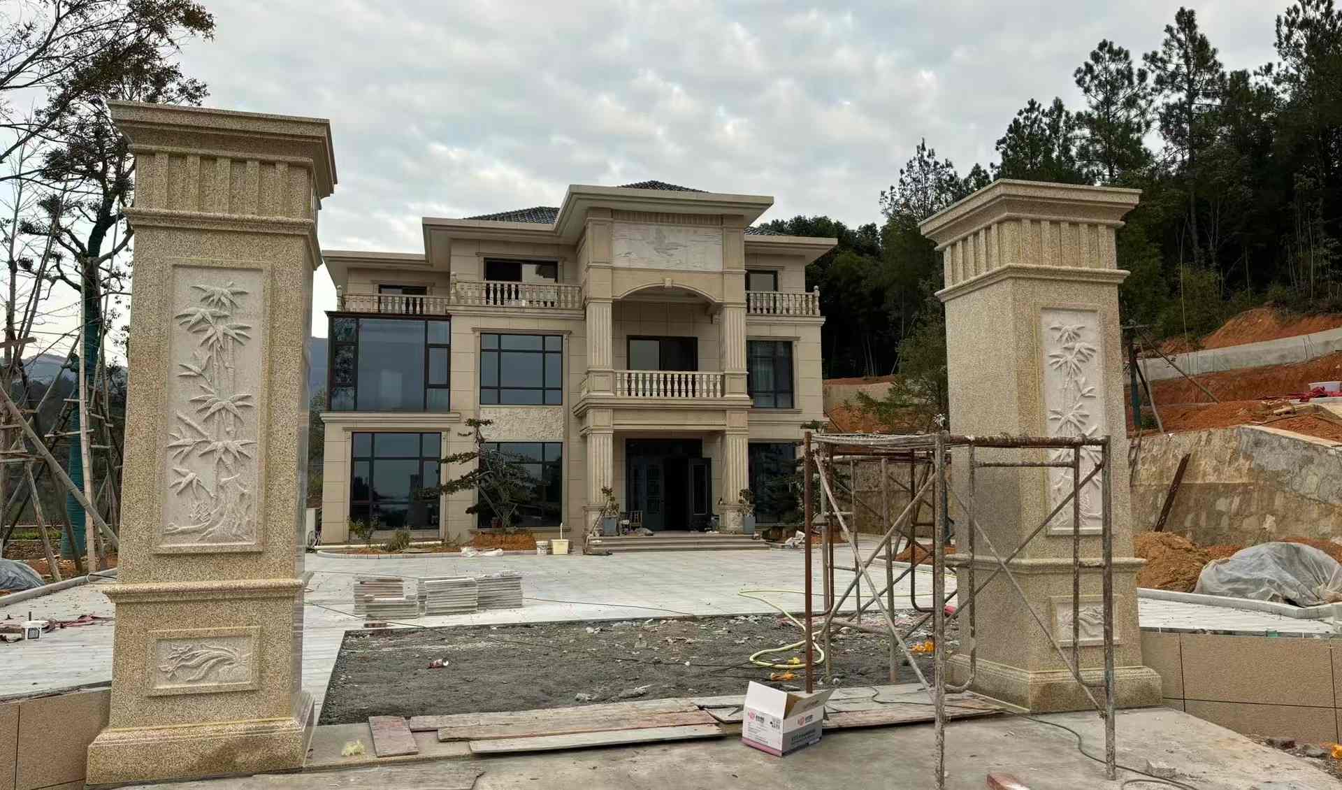 营口 黄金麻花岗岩别墅雕花外墙干挂配上门口雕花罗马柱